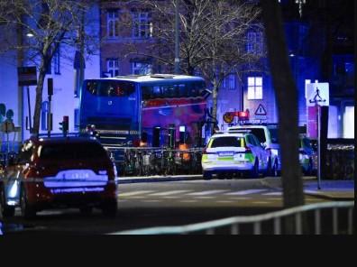 সুইডেনে নিয়ন্ত্রণ হারানো ডাবল ডেকার বাস দুর্ঘটনা, আহত